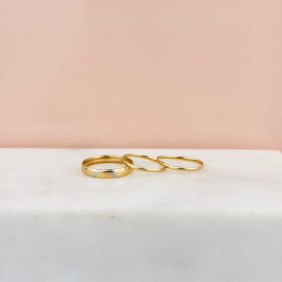 une paire d'alliances en or posées sur un bloc de marbre