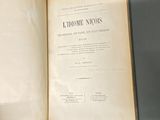 quelqu'un tient un livre ouvert sur une surface grise