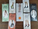 cinq boîtes de chaussettes posées sur une table en bois
