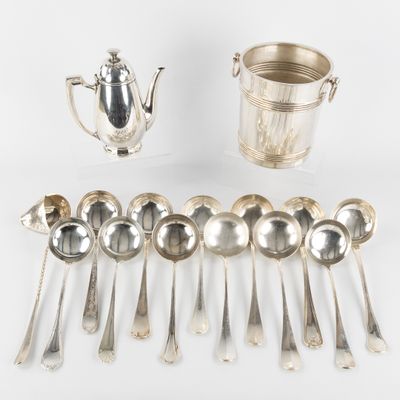 Christofle, Collection de 12 louches, une louche à piston, u…