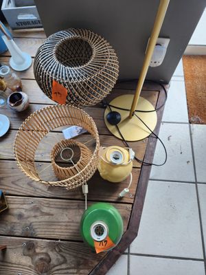 beaucoup d'objets posés sur le sol