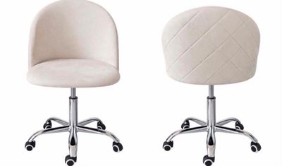 une paire de chaises de bureau blanches montées sur roulettes, sur fond blanc