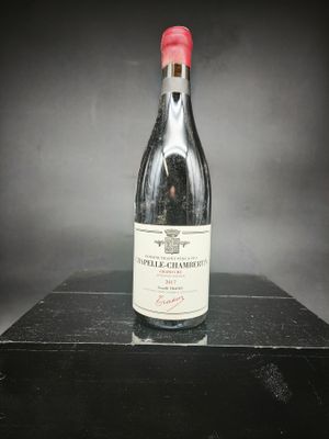 une bouteille de vin posée sur une table