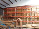 une pièce remplie de nombreuses étagères en bois et de palettes