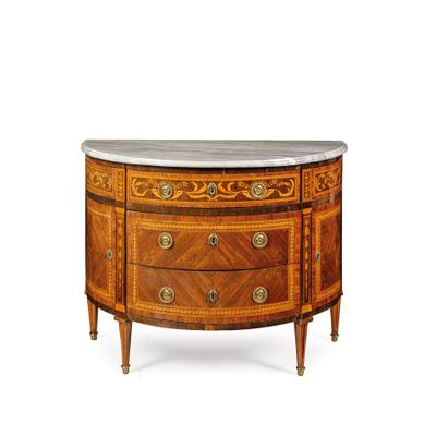 COMMODE DEMILUNE PLAQUÉE DE DIVERS BOIS, PIÉMONT, FIN DU XVI… - Photo 1