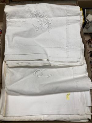 une boîte contenant tout un tas de serviettes blanches