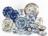 un assortiment d'assiettes et de bols bleus et blancs posés sur une surface blanche