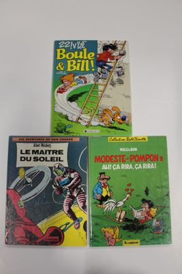 trois livres pour enfants sont posés sur une surface blanche