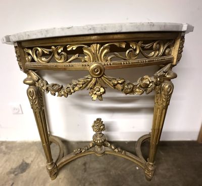 une console ancienne avec un plateau en marbre et des décorations à la feuille d'or