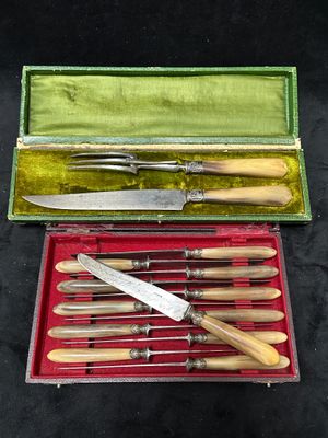 cinq couteaux dans un étui et un couteau dans l'étui