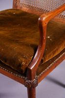 Fauteuil en acajou mouluré à dossier carré et canné, les acc… (photo 2)
