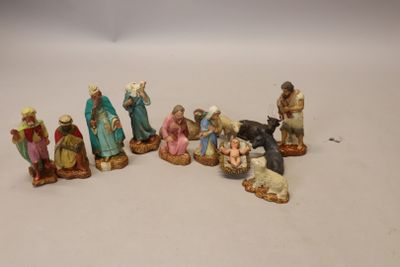 Ensemble de santons en plâtre, crêche complète.