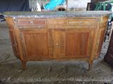 une armoire en bois avec un plateau en marbre, placée au milieu d'une pièce