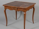 une petite table en bois avec un tiroir