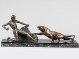 statue en bronze représentant un homme et un chien, posée sur un socle en marbre