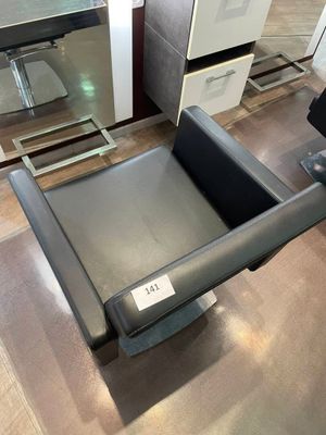 une photo d'un fauteuil en cuir noir dans un showroom