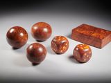 six morceaux de bois avec une boîte en bois en arrière-plan