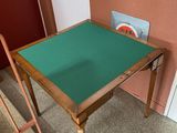 une table recouverte d'un tissu vert, près d'un escalier