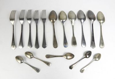 beaucoup de cuillères en argent et de cuillères à soupe sur une table