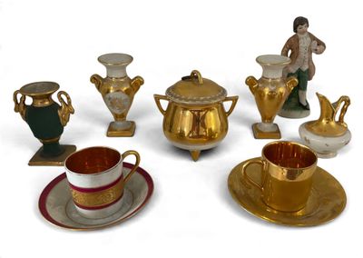 beaucoup de vases et de tasses dorés et blancs sur la table