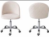 deux chaises blanches placées l'une à côté de l'autre sur des roulettes