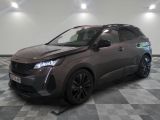 la voiture grise est garée sur un sol en damier dans le garage
