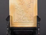 une image représentant une chaise en bois dont le dossier est orné de motifs sculptés