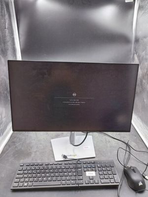 une image d'un écran d'ordinateur et d'un clavier sur un bureau