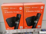 Deux boîtiers de la nouvelle Xiao TV Box sont exposés dans un magasin