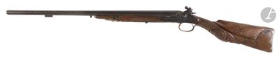 un fusil avec un canon en bois sur fond blanc
