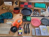 une table sur laquelle sont disposés de nombreux objets et qui est prête à être utilisée