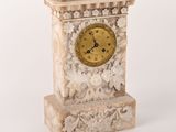 une horloge posée sur une table