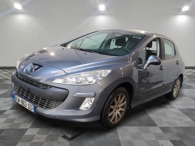 la voiture grise est garée dans le garage sur le sol en damier