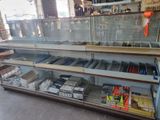 une vitrine contenant de nombreux articles dans un magasin