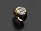 une chevalière en or et diamants