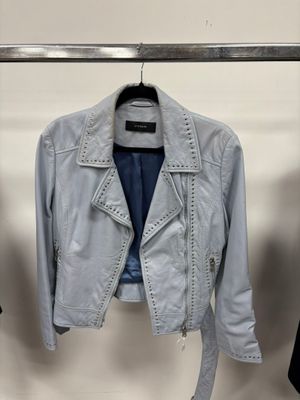 un lot comprenant une veste en cuir (Uterque, L) et une écha…