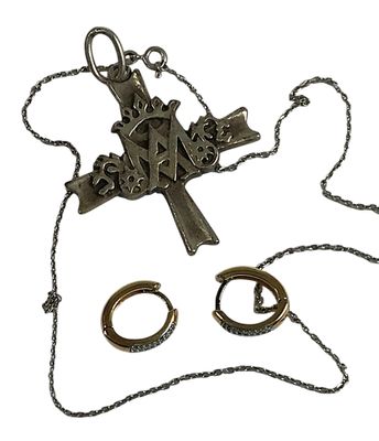 une image représentant une croix et deux anneaux suspendus à une chaîne