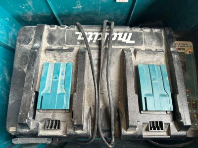 deux piles qui se trouvent dans un récipient bleu