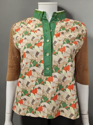 une photo d'un mannequin portant une chemise à motifs floraux