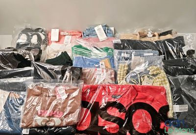 une pile de vêtements posée sur une table
