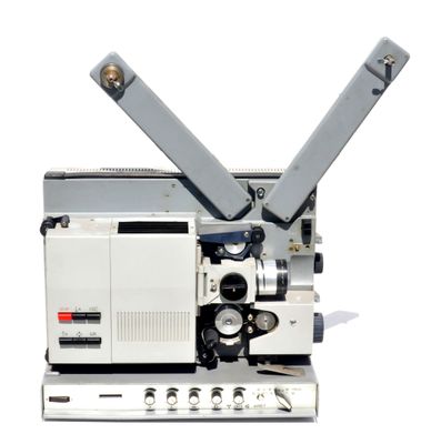 un gros plan d'un vidéoprojecteur sur fond blanc