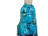 statue d'une femme assise sur un tabouret, vêtue d'une robe bleue