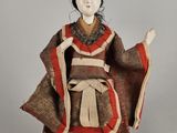 une poupée ancienne représentant une femme en kimono