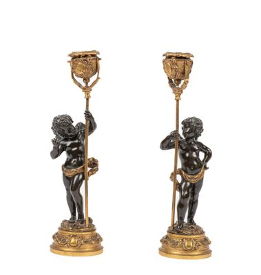 Paire de flambeaux en bronze patiné noir et bronze doré à dé… - Photo 1