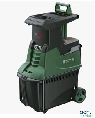 L'aspirateur vert et noir est posé sur un chariot.