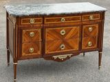 une commode avec un plateau en marbre posé dessus