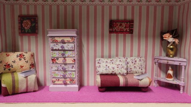Diorama. Composition miniature, dans une vitrine en bois, vitre e...
