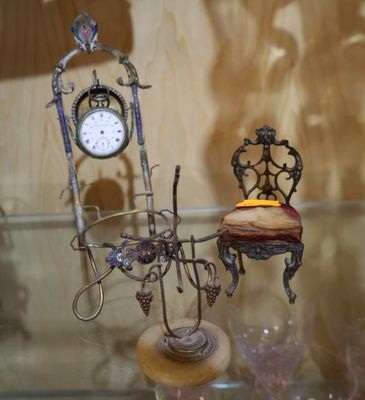 une table en verre sur laquelle se trouvent une horloge et une bougie