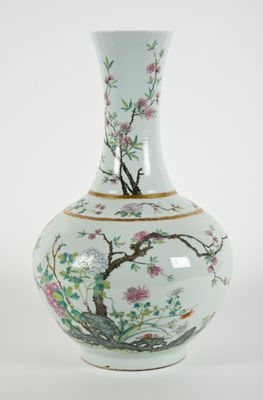 un vase avec une peinture sur une surface blanche