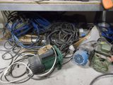 beaucoup de câbles et d'outils par terre